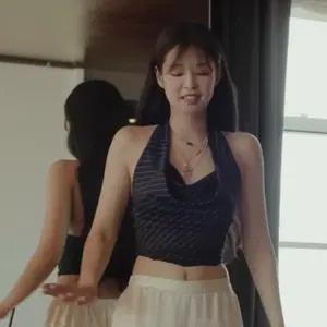낫유어로즈 제니 착용 드레이핑 홀터 탑