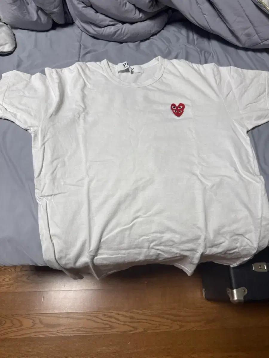 꼼데가르송 흰색 반팔 티셔츠 하트 로고