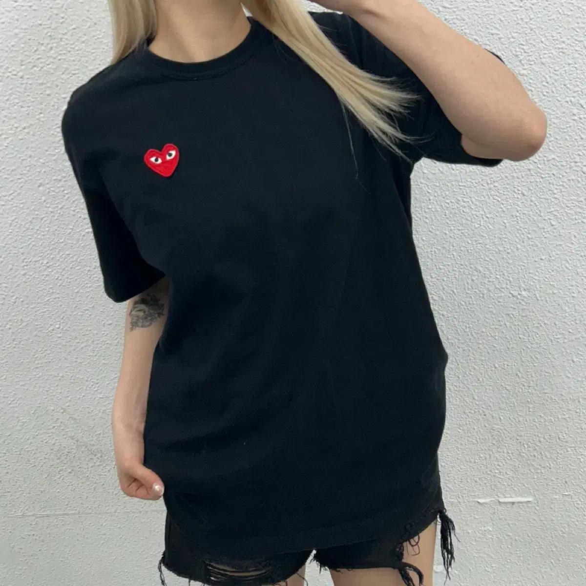 꼼데가르송 레드하트 와펜 블랙 반팔 XL