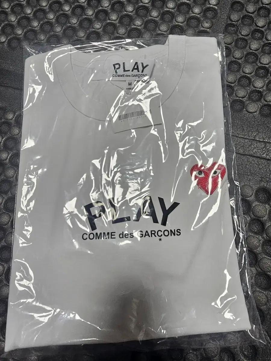 꼼데가르송 플레이 흰색 반팔티 M 새상품