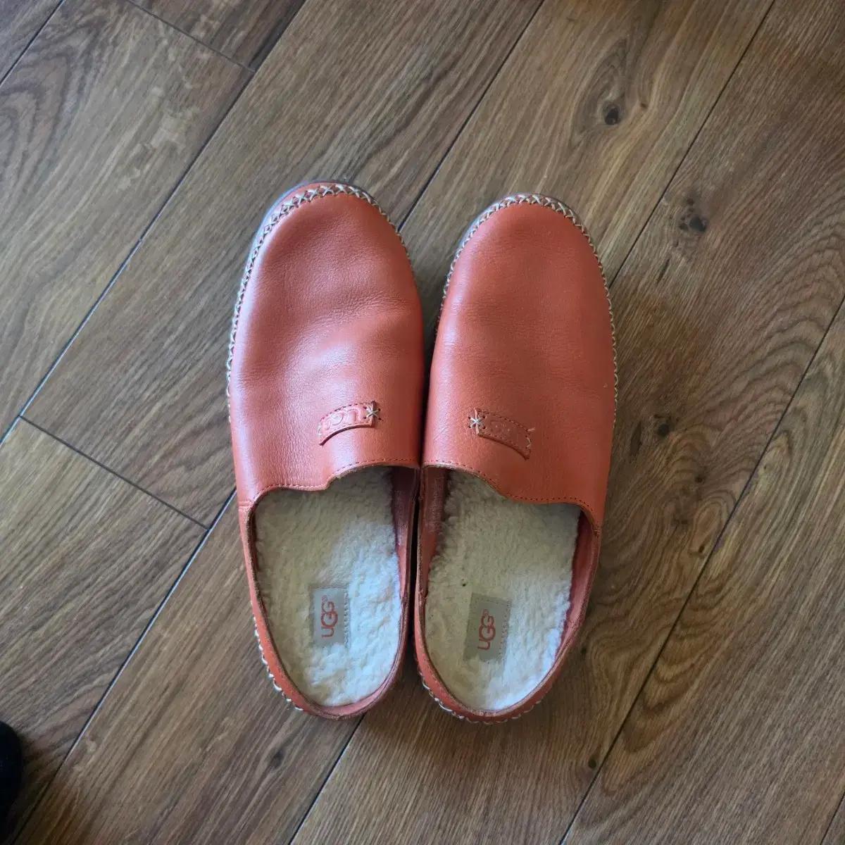 어그 UGG 가죽슬리퍼 사이즈 US 11 (실사이즈8-8.5추천)