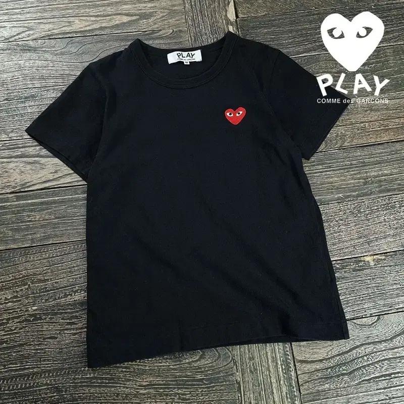 꼼데가르송 레드 하트 로고 와펜 반팔티 블랙 P01656