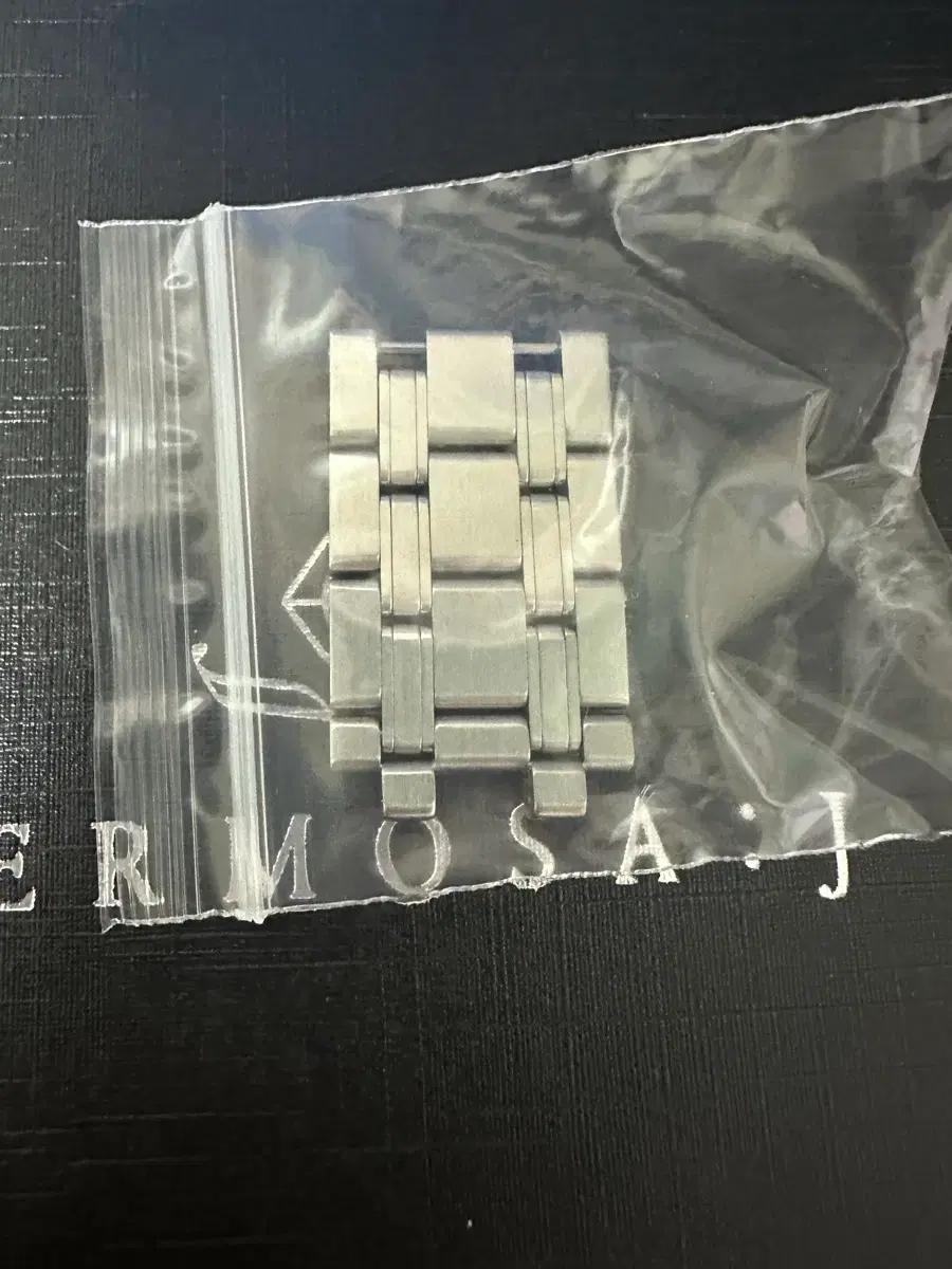 오메가 씨마스터300 신형 42mm 여분코 저렴하게 판매 해요