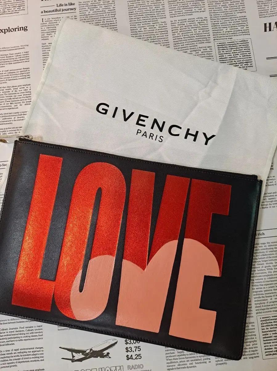 지방시 (Givenchy) LOVE 프린트 레더 클러치백