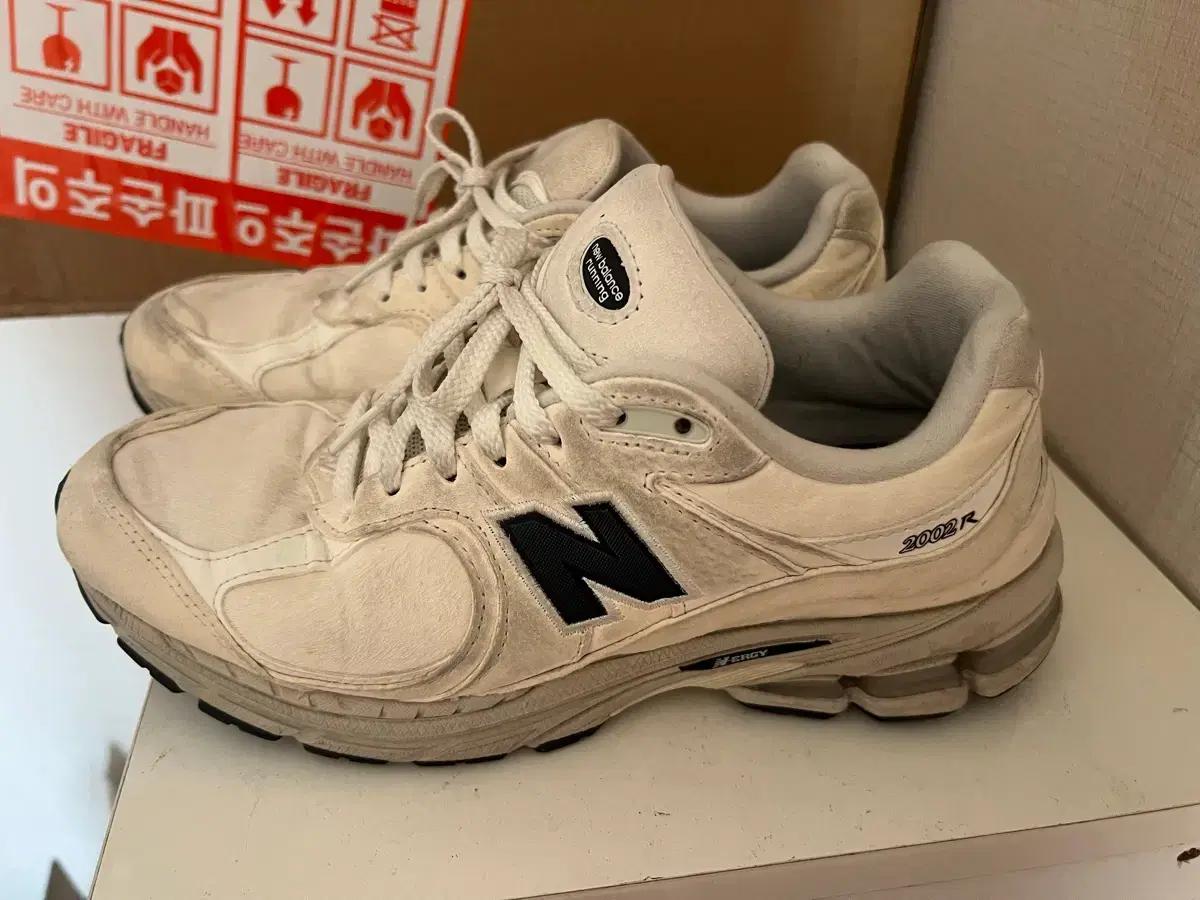 뉴발란스 2002R 아이보리
