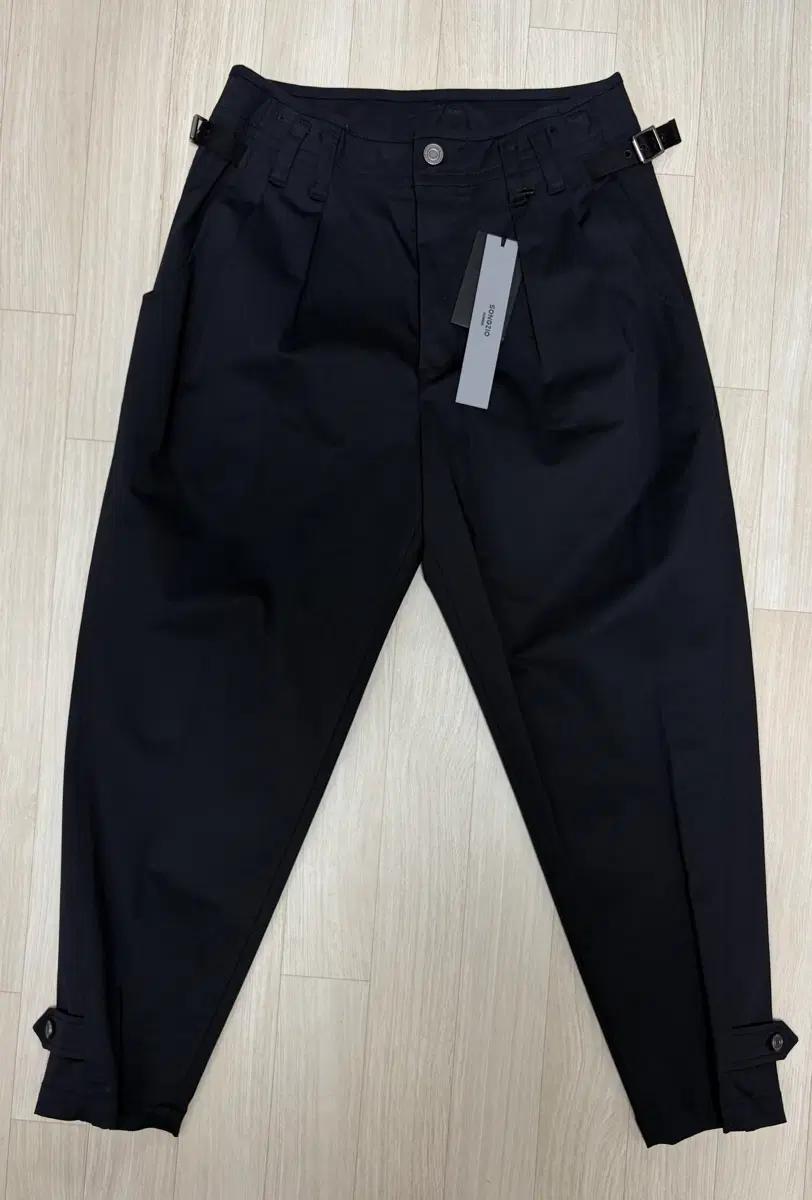 송지오옴므 투턱 테이퍼드 배기팬츠 블랙 76 새상품