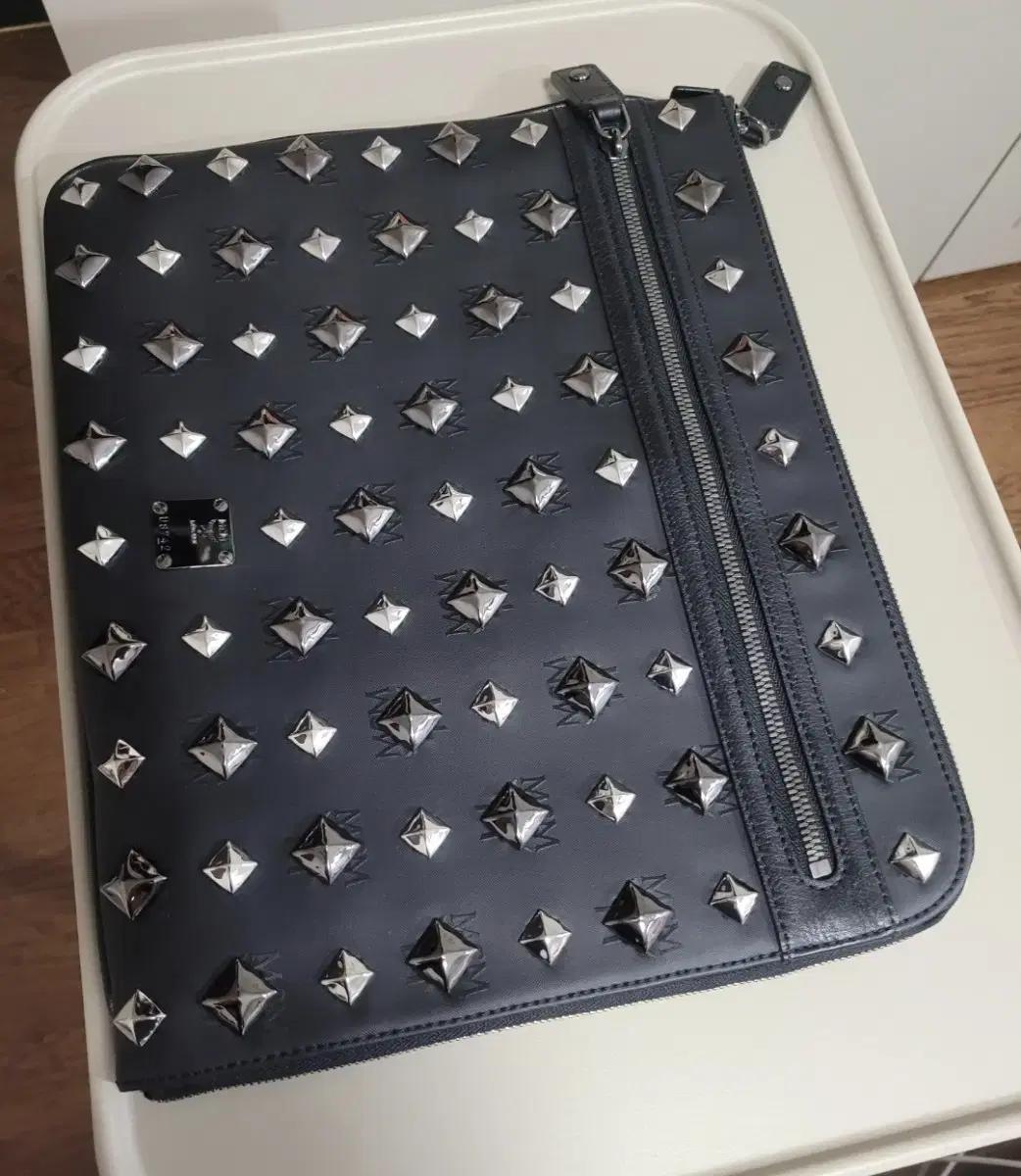 mcm 남녀공용 빅 클러치백 (거의 새거)