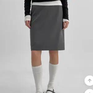 정가34000,L) 블랙업 뉴트럴 텐션 베이직 스커트 미디스커트 치마