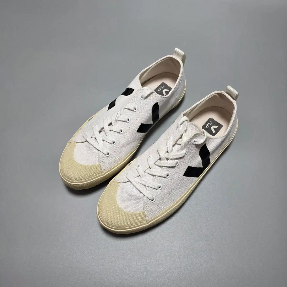 베자 / 노바 로우 캔버스 화이트 블랙 (NA011537) / 280mm EU43 / 1회 단시간 착용