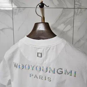 95 ) 우영미 메탈릭 엠보싱 백로고 반팔티
