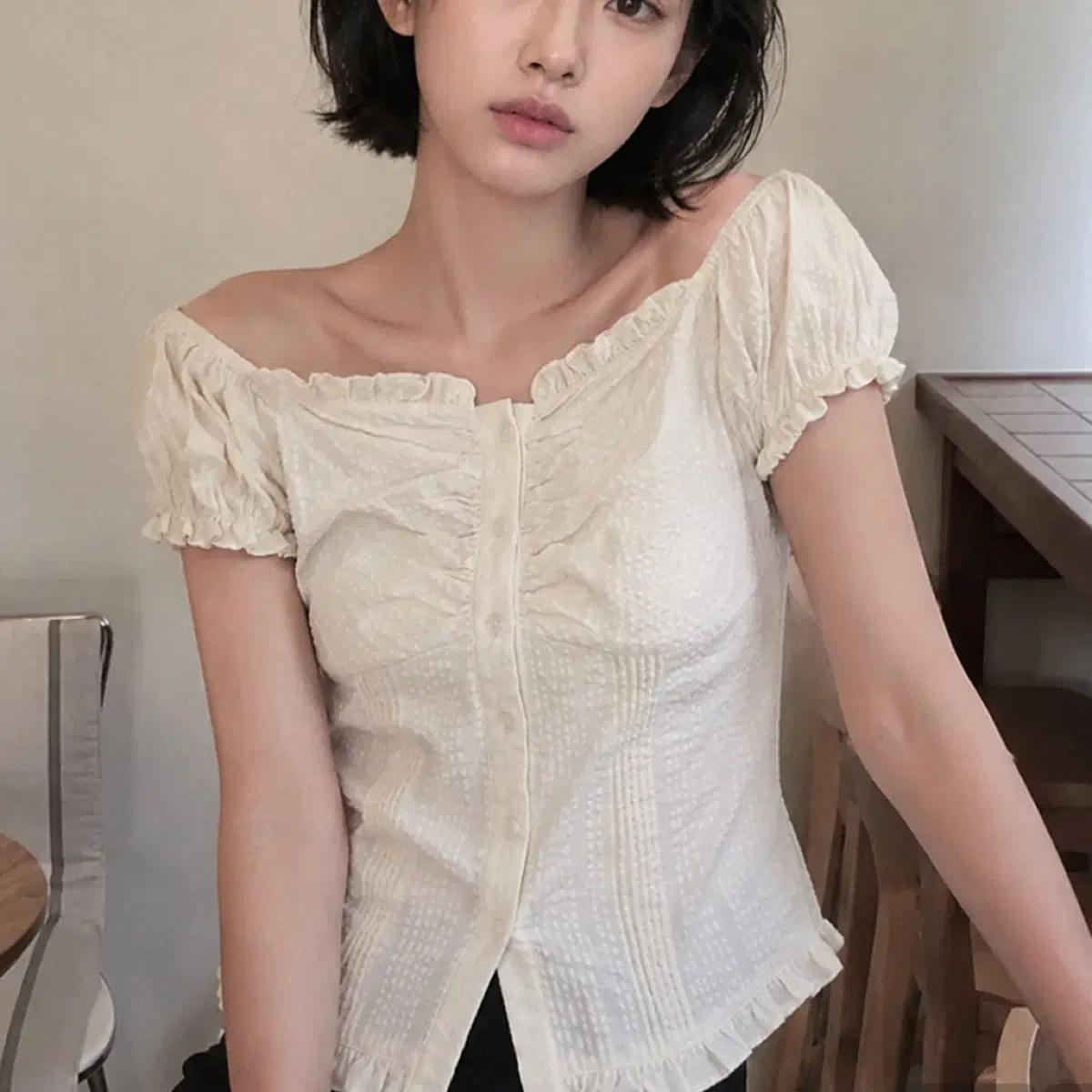 제너럴아이디어 프릴 오프숄더 블라우스 아이보리