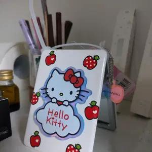 헬로키티 접이식 손거울 사각 화이트 배경 / 백그라운드 HelloKitty 새상품 ( 흰색 ) 26년도 생산품 / 제품 Sanrio 산리오 휴대용
