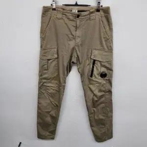 [32 inch] C.P. COMPANY 씨피컴퍼니 렌즈 와펜 카고 바지