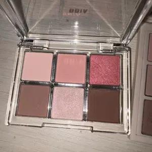 홀리카홀리카 유즈시트러스티 클래식포터리 클리오크리스탈글램틴트 05프레시체리 에센셜블러쉬탭 센티드로즈 삐아 11애플 블러쉬 프레시안에그라이크 로즈수플레