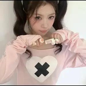 샵페어리 크로스하트컷 오프 티셔츠 핑크 아일릿 모카 착용