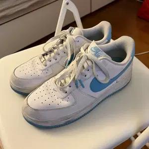 나이키 (NIKE) 에어포스 1 로우 화이트/하늘색 270