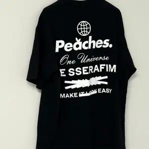 미사용 XL / LE SSERAFIM 르세라핌 피치스 스테이플 티셔츠 블랙