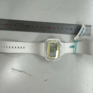 희소성 넘치는 디자인과 감성적인 텍스트 스크롤링 기능의 o.d.m. 레인보우 미사용 디지털 시계 팝니다