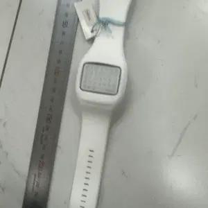 화사한 올화이트 디자인과 독창적인 멀티 컬러 LED 디스플레이가 돋보이는 o.d.m. 일루미 패션 디지털 미사용 남녀공용 시계 팝니다