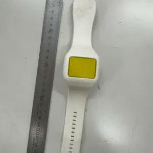 올화이트 바디와 옐로우 그린 픽셀 디스플레이가 돋보이는 o.d.m. 일루미 디지털 미사용 남녀공용 시계 팝니다