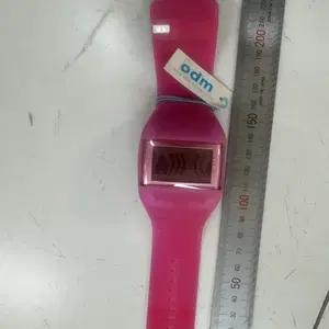 키치한 핫핑크 바디와 메세지 픽셀 디스플레이가 매력적인 o.d.m. 메세지 디지털 미사용 여성 시계 팝니다