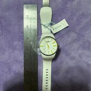 산뜻한 올화이트 바디와 옐로우 인덱스 포인트가 돋보이는 o.d.m. 아날로그 쿼츠 미사용 남녀공용 시계 팝니다