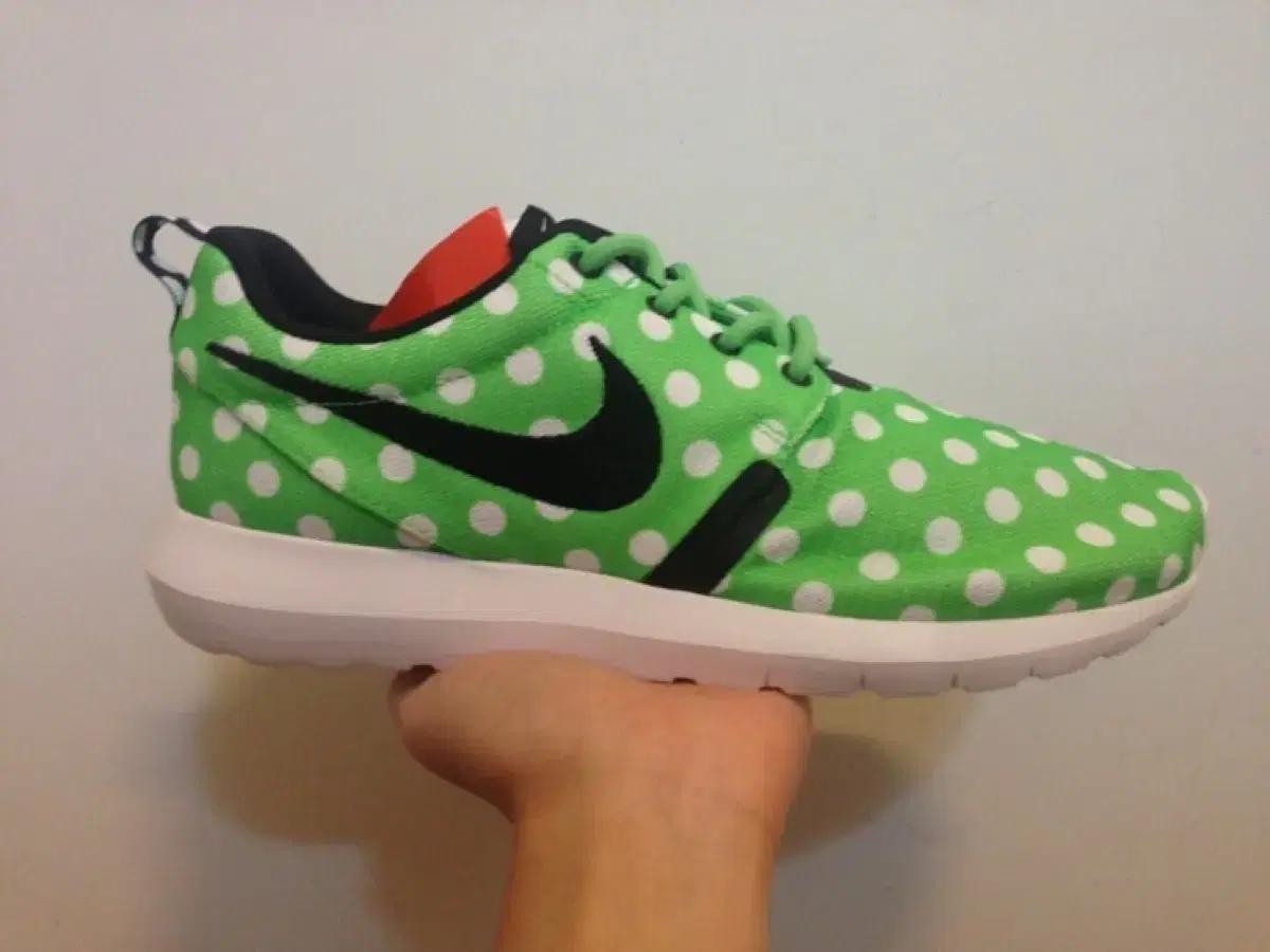 나이키 / 로쉬런 땡땡이 땡로쉬런 / 250mm