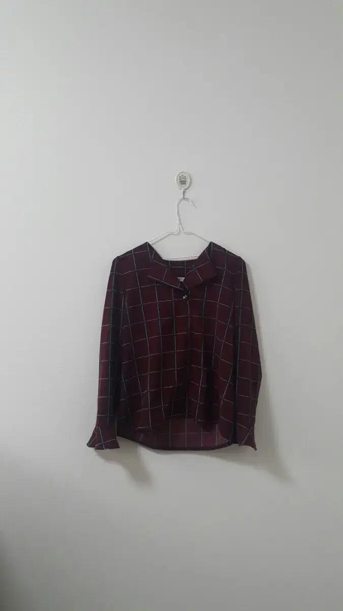 [55] 체크무늬 와인색 프릴 블라우스