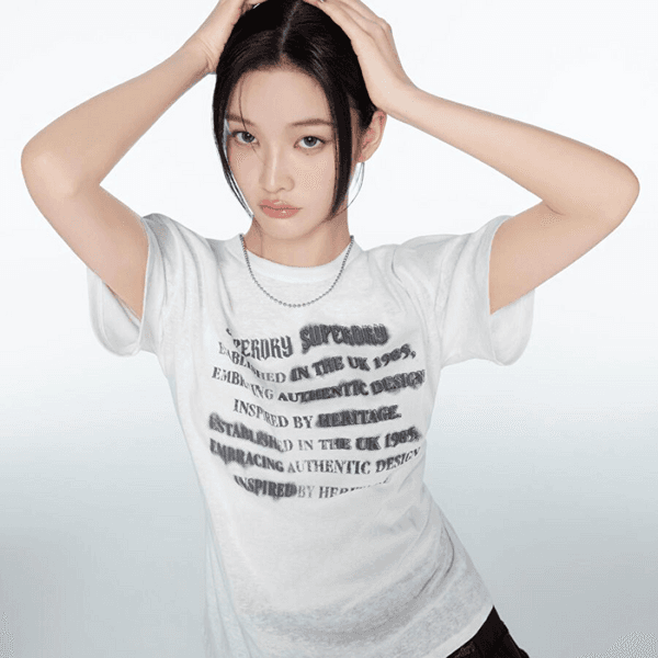 [아일릿 이로하 착용] [슈퍼드라이] 우먼스 빈티지 레터링 티셔츠 화이트