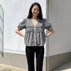 프릴장식 브이넥 반팔블라우스 EY5WB532