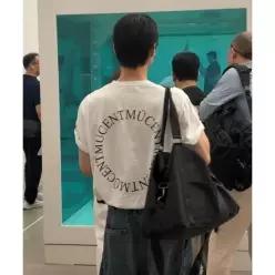 (매장정품)MUCENT 시그니처 백 라운드 원형 로고 루즈핏 반팔 티 (화이트)