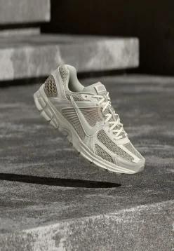 Nike 나이키 스포츠웨어 줌 보메로 5 - 운동화 팬텀/라이트 본/크림//블랙/화이트 7610645