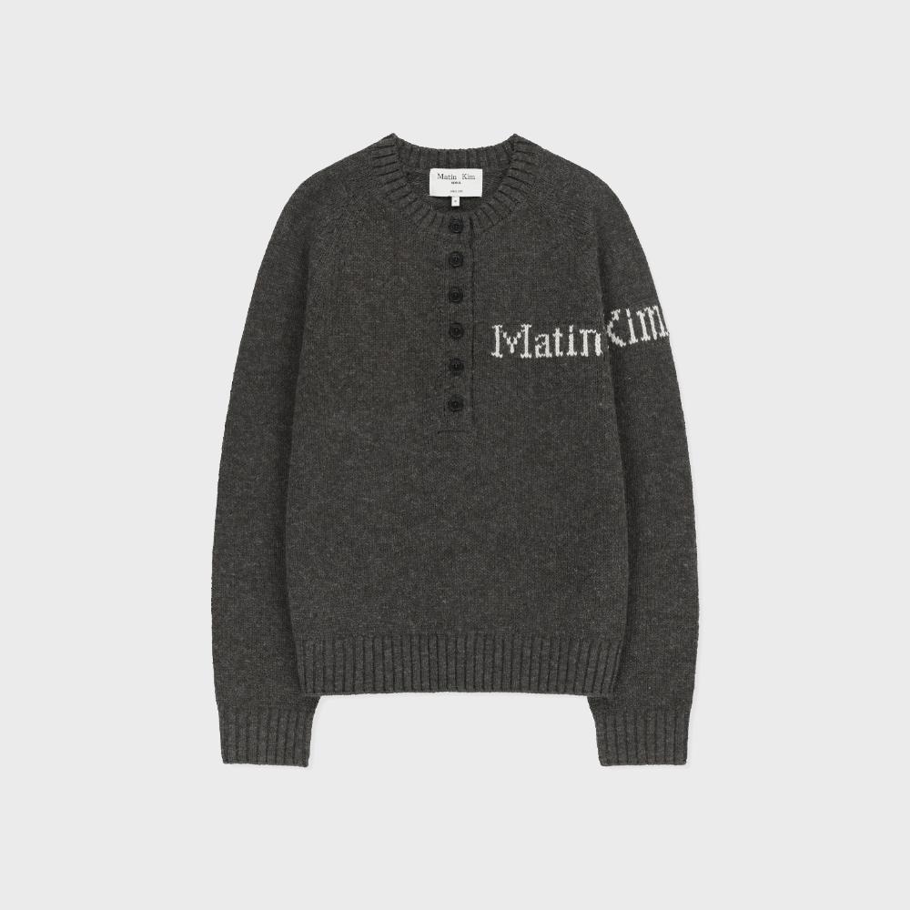 MATIN BUTTON POINT HENLEY NECK LOGO KNIT TOP IN CHARCOAL