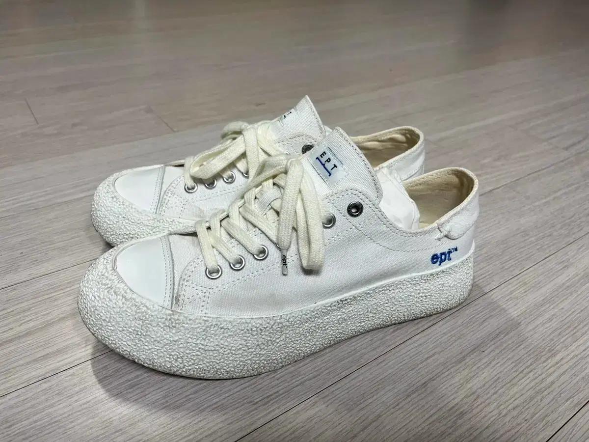 EPT 다이브 화이트 컨버스 스니커즈 260 255