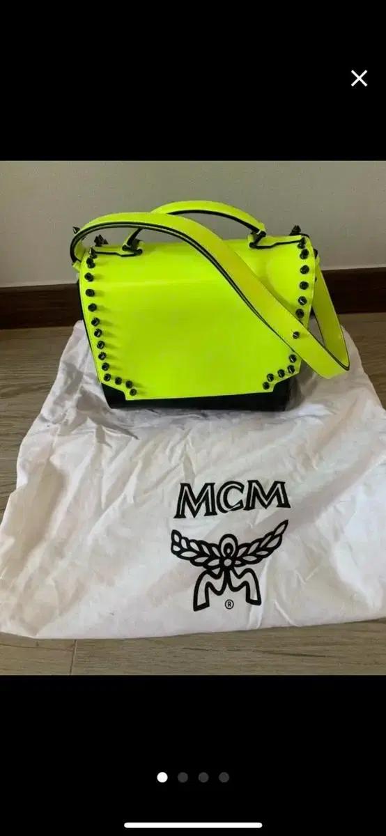 MCM 스터드 숄더겸토트백 입니다.