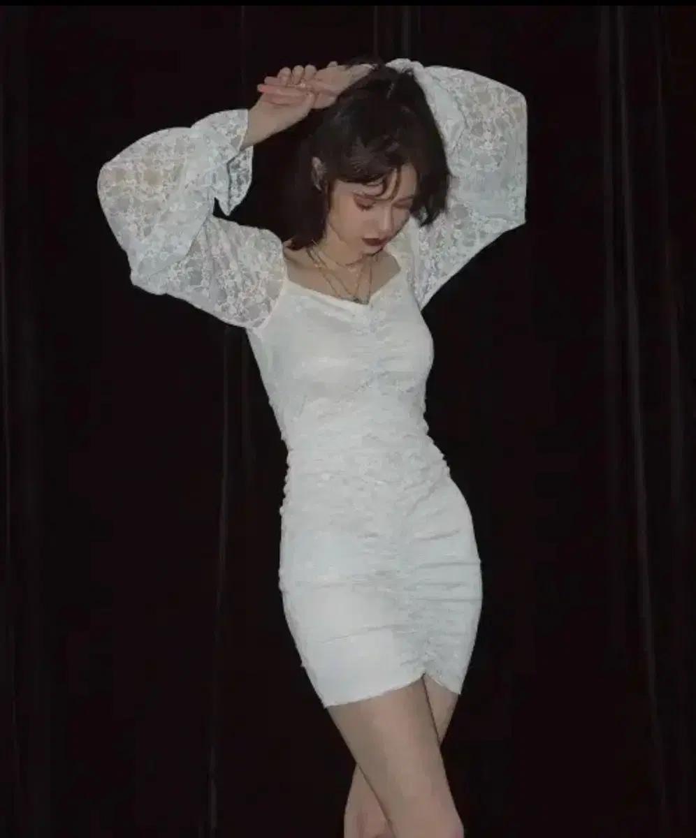 페인오어플레져 레이스 셔링 원피스 화이트