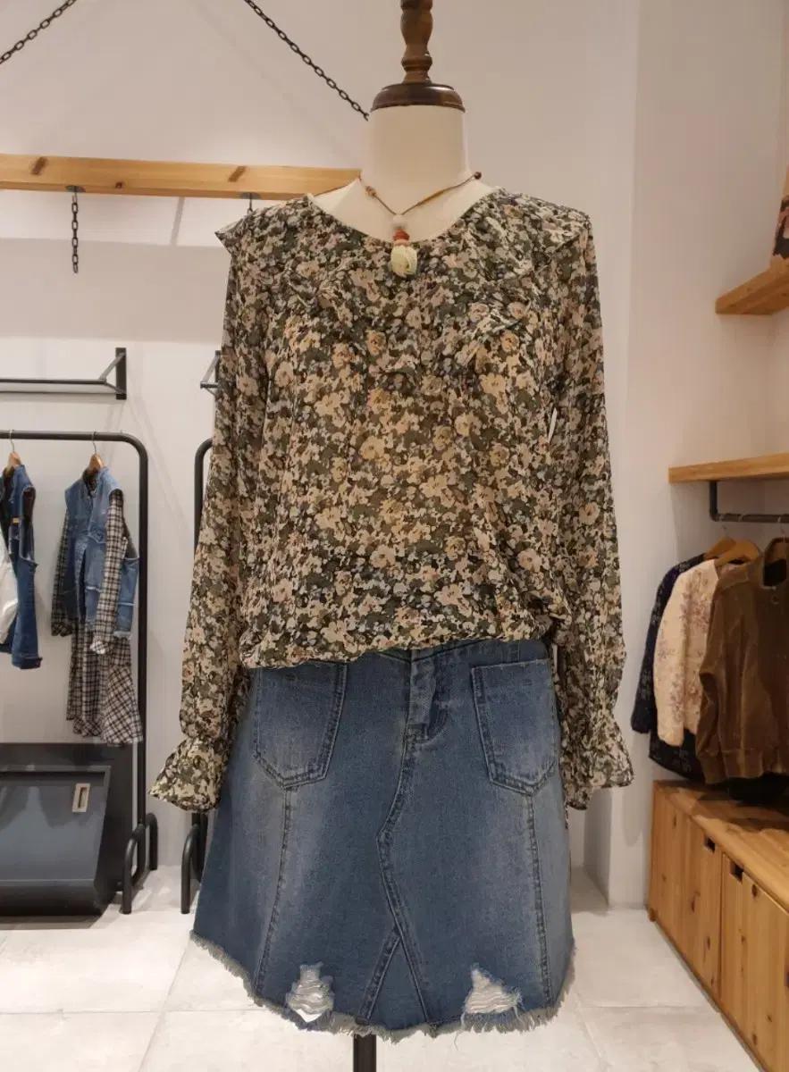 새상품 S 패턴 쉬폰 프릴 블라우스 루즈핏 써스데이아일랜드