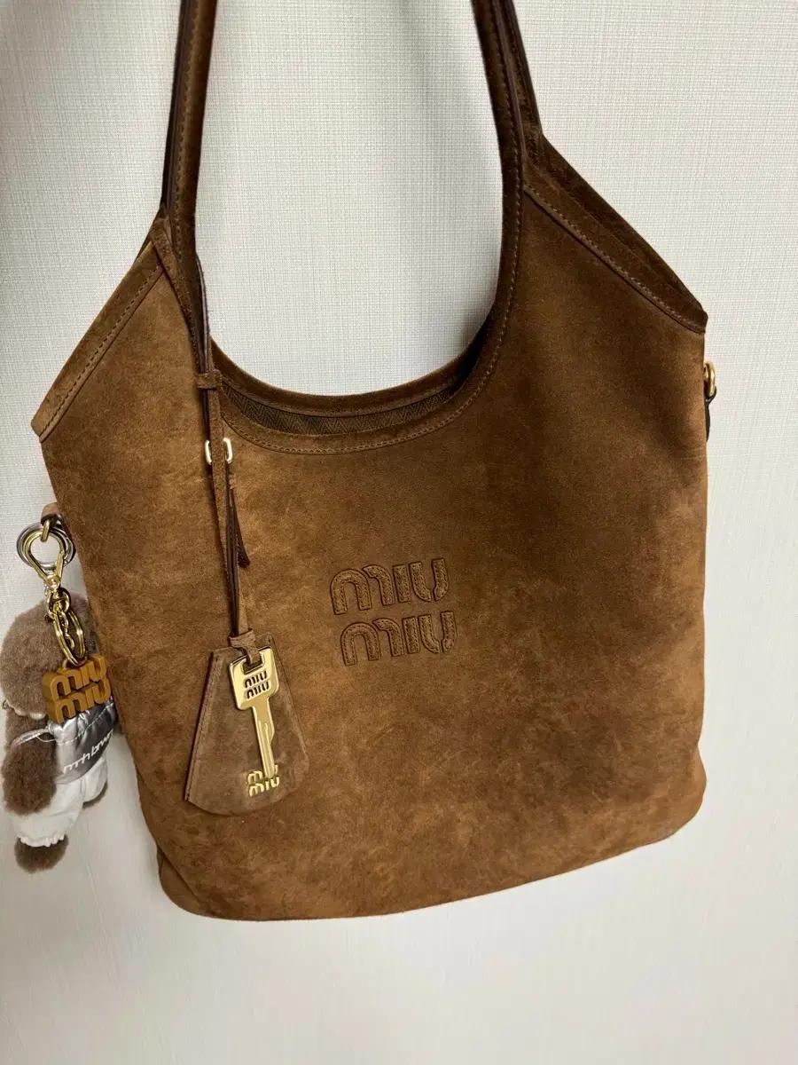 미우미우 아이비 스웨이드 토트백