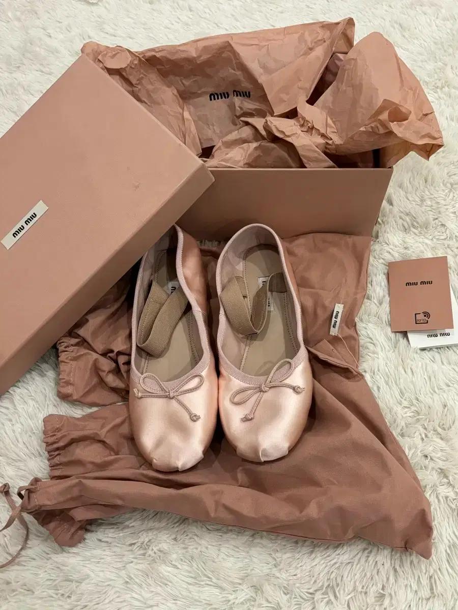 새상품)미우미우 새틴 발레리나 플랫 36