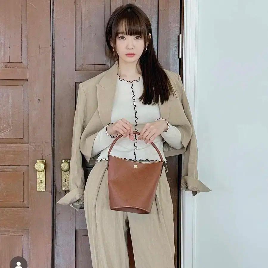 강민경 아비에무아 티셔츠