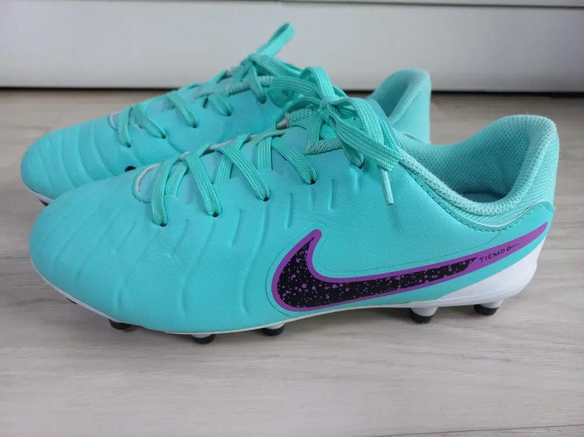 230사이즈 나이키 티엠포 축구화 25000