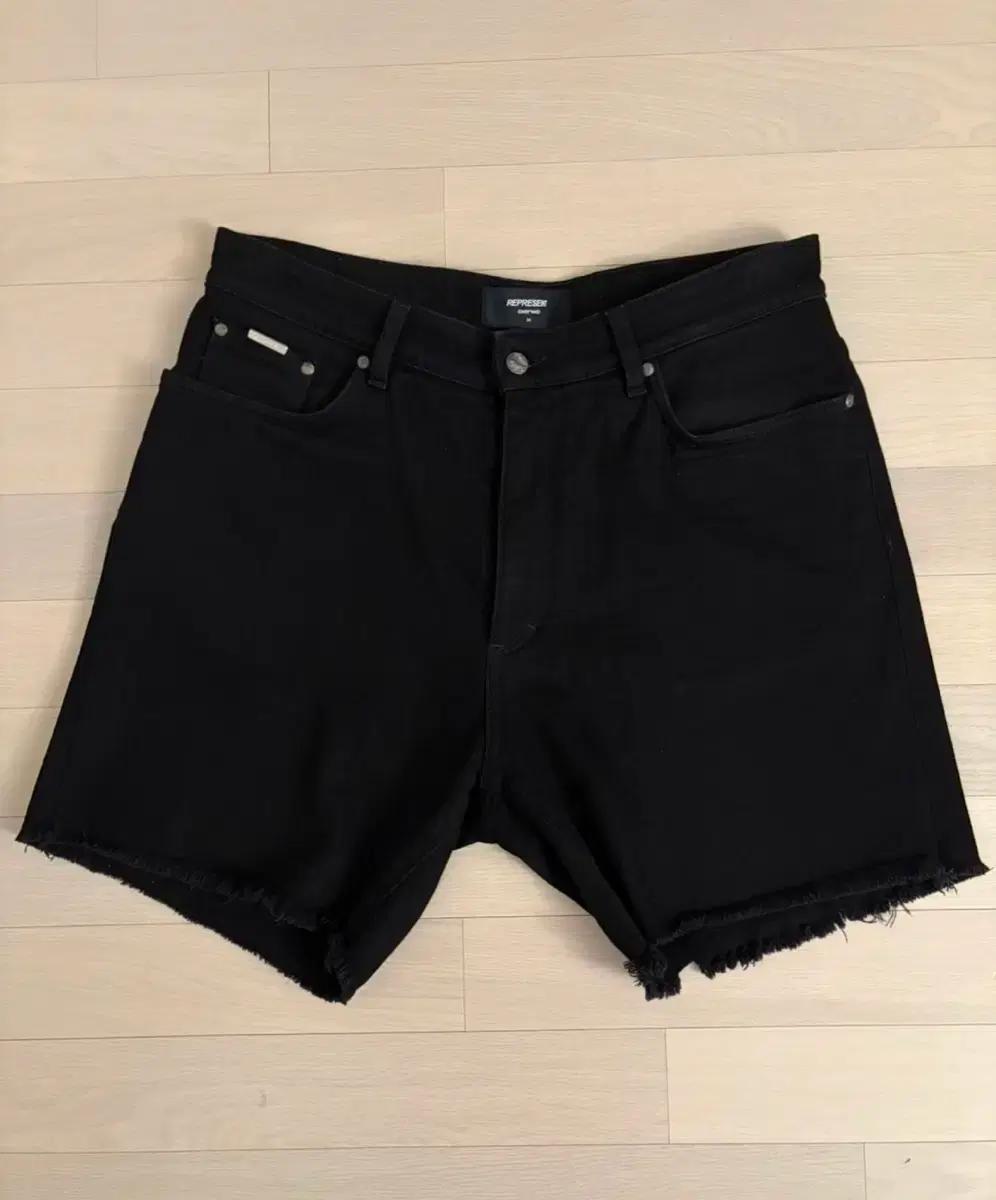 Represent M07034 블랙 데님 반바지 34