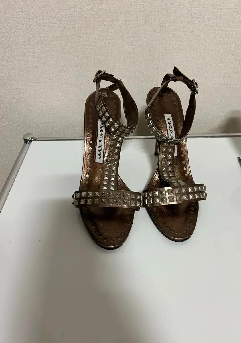 Manolo Blahnik 마놀로 블라닉 골드 샌들