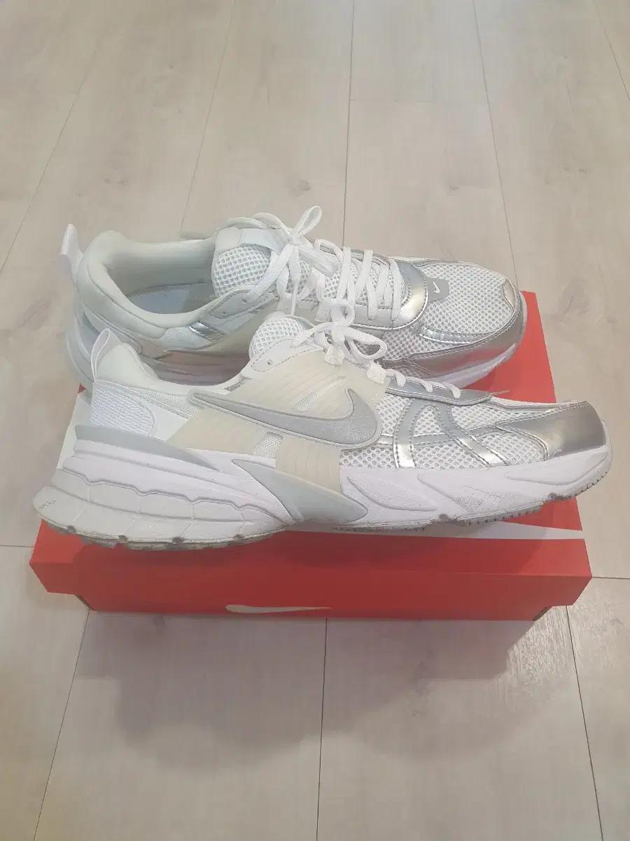 나이키 V2K런 화이트 메탈릭 실버 290