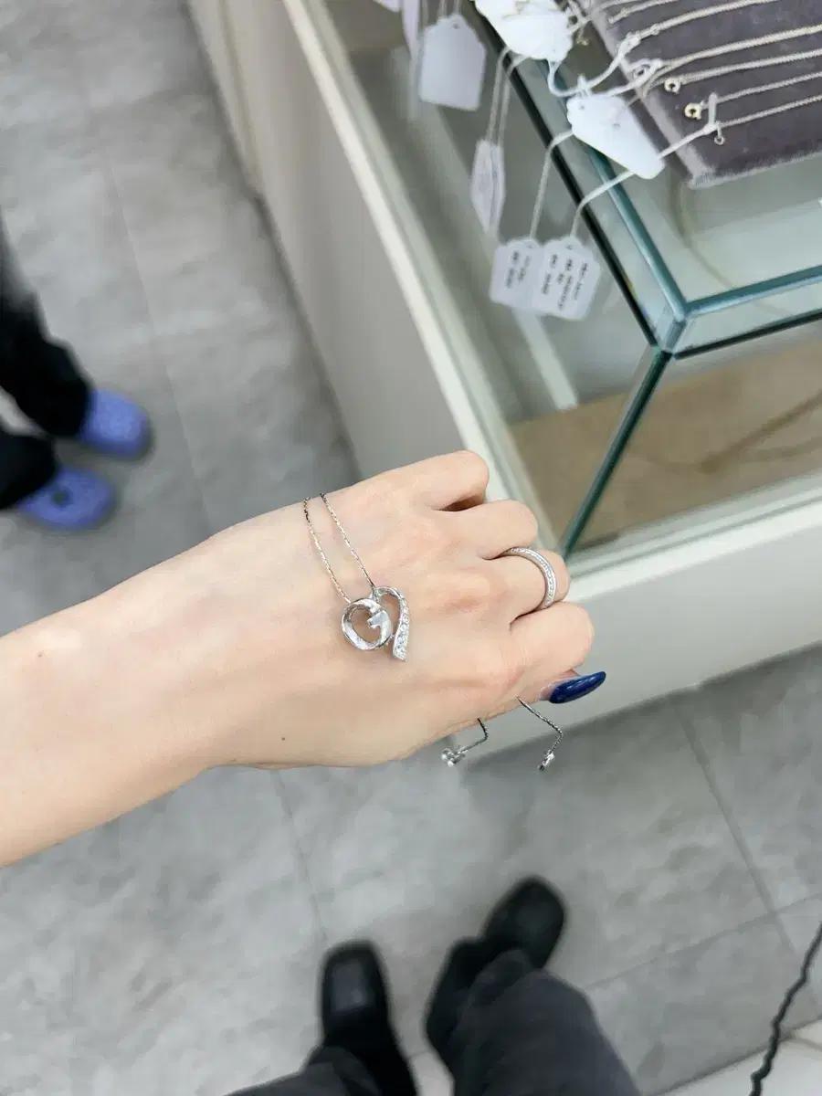 지방시 목걸이