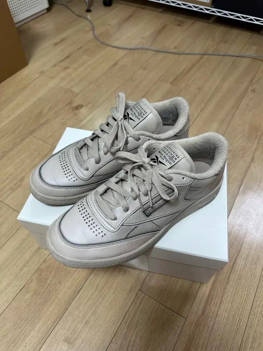 메종 마르지엘라 리복 클럽C 스니커즈 베이지 270