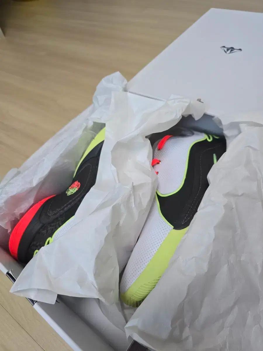 나이키 줌르브론22 농구화 300 FZ1095-101