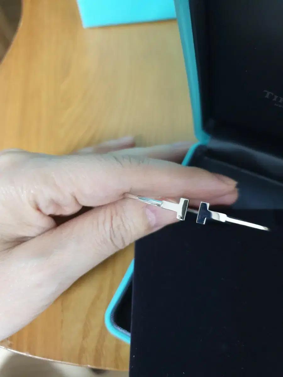 티파니앤코 티와이어 네로우 팔찌(화이트골드 스몰)