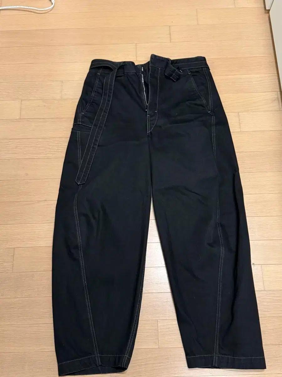 르메르 벨티드 트위스트 진 블랙 48