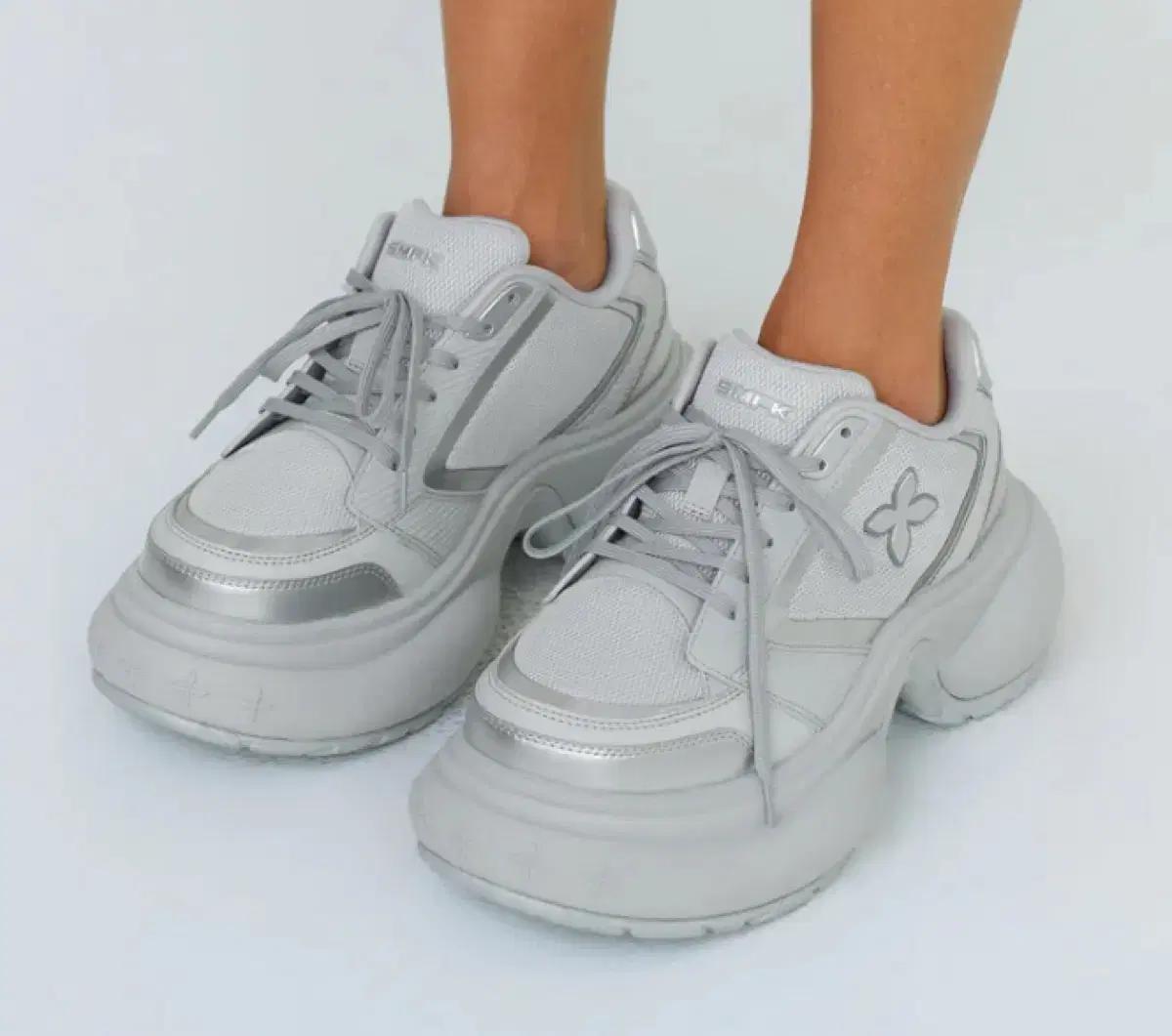 SMFK 그레이 스니커즈